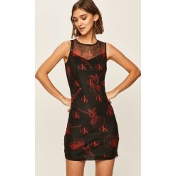 Calvin Klein Jeans - Sukienka CK One. Czarne sukienki damskie Calvin Klein Jeans, na co dzień, s, bez wzorów, z elastanu, casualowe, z okrągłym kołnierzem, bez rękawów, mini, proste. Za 399,90 zł.