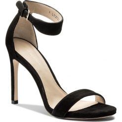 Sandały STUART WEITZMAN - Backuptiz XL92921 Black Suede. Czarne klapki damskie marki Stuart Weitzman, bez wzorów, ze skóry, bez obcasa, na obcasie. W wyprzedaży za 1199,00 zł.