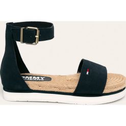 Tommy Jeans - Sandały skórzane. Klapki damskie Tommy Jeans, bez wzorów, z jeansu, bez obcasa, na obcasie. Za 399,90 zł.