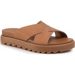 Klapki SOREL - Roaming Criss Cross Slide NL3605-224 Camel Brown/Marron Chameau. Pomarańczowe klapki damskie Sorel, bez wzorów, ze skóry, bez obcasa. Za 429,00 zł.