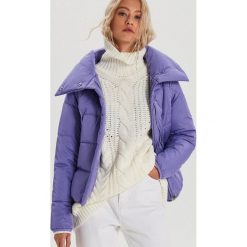 Kurtka puffer - Fioletowy. Fioletowe kurtki damskie Cropp, s, bez wzorów, bez kaptura. Za 159,99 zł.