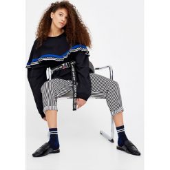 Bluzy rozpinane damskie: Bluza z falbanką w paski