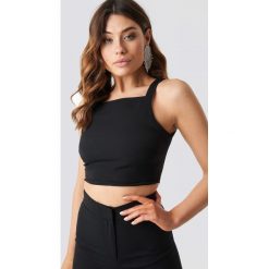 NA-KD Party Cropped High Neck Top - Black. Czarne topy damskie marki NA-KD Party, bez wzorów, bez kołnierzyka. Za 100,95 zł.