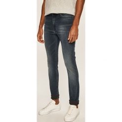 Tommy Jeans - Jeansy Simon. Niebieskie jeansy męskie Tommy Jeans, bez wzorów. W wyprzedaży za 299,90 zł.