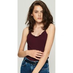 Top z falbanką - Bordowy. Czerwone topy damskie Sinsay, s, bez wzorów, z falbankami. Za 19,99 zł.