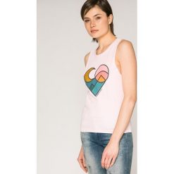 Femi Stories - Top Felt. Różowe bluzki damskie Femi Stories, s, z nadrukiem, z bawełny, casualowe, z okrągłym kołnierzem, bez rękawów. W wyprzedaży za 49,90 zł.