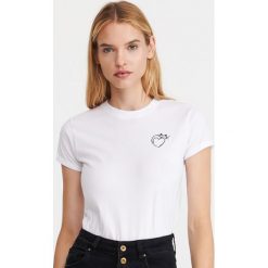 T-shirt z drobnym haftem - Biały. Białe t-shirty damskie Reserved, xl, z haftami, bez kołnierzyka. Za 24,99 zł.