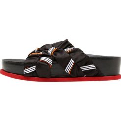 By Malene Birger WRENNA Klapki black. Czarne klapki damskie marki By Malene Birger, bez wzorów, ze skóry, bez obcasa. W wyprzedaży za 714,50 zł.
