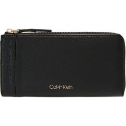 Calvin Klein VERTICAL LARGE ZIPAROUND Portfel black. Czarne portfele damskie marki Calvin Klein. Za 449,00 zł.