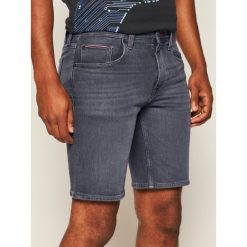 Szorty jeansowe TOMMY HILFIGER Brooklyn MW0MW13606. Szare spodenki i szorty męskie TOMMY HILFIGER, m, bez wzorów, z jeansu. W wyprzedaży za 319,00 zł.