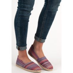 Espadryle w paski. Espadryle damskie Mckey, w paski, bez obcasa. Za 49,90 zł.