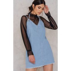 Sukienki: NA-KD Sukienka jeansowa z głębokim dekoltem na plecach – Blue