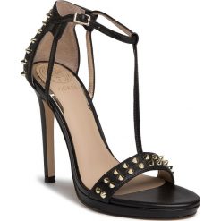 Sandały GUESS - Tedan FL6TEN LEA03 BLACK. Czarne klapki damskie Guess, z aplikacjami, ze skóry ekologicznej, bez obcasa, na obcasie. Za 699,00 zł.