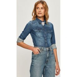 Guess Jeans - Koszula jeansowa. Niebieskie bluzki damskie Guess Jeans, s, z aplikacjami, z elastanu, klasyczne, z klasycznym kołnierzykiem, z długim rękawem. Za 459,90 zł.