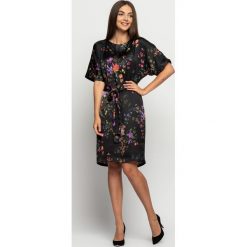 Kimonowa sukienka w kwiaty z szarfą BIALCON. Czarne sukienki damskie BIALCON, na lato, s, w kwiaty, z materiału, bez kołnierzyka, bez rękawów. Za 349,00 zł.