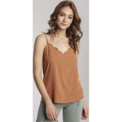 Camelowy Top Acalekharei. Brązowe topy damskie Renee, bez wzorów, bez kołnierzyka. W wyprzedaży za 54,99 zł.