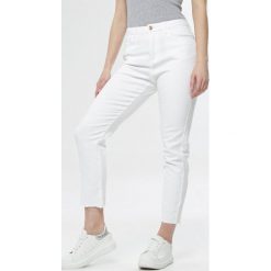 Białe Jeansy Mom Fit Aurafer. Białe jeansy damskie Born2be, na lato, w paski, z jeansu, z podwyższonym stanem. Za 119,99 zł.
