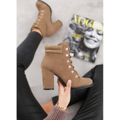 Khaki Botki Inductance. Brązowe botki damskie Born2be, z okrągłym noskiem, na średnim obcasie, na obcasie, na sznurówki. Za 139,99 zł.