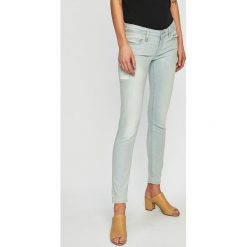Guess Jeans - Jeansy. Niebieskie jeansy damskie Guess Jeans, l, z aplikacjami, z bawełny, z obniżonym stanem. W wyprzedaży za 299,90 zł.