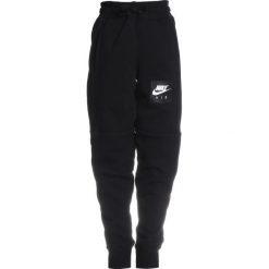 Nike Performance AIR PANT Spodnie treningowe black/black/white. Niebieskie spodnie chłopięce marki Retour Jeans, z bawełny. Za 209,00 zł.