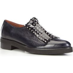 Buty damskie. Niebieskie półbuty damskie Wittchen, w paski, ze skóry, bez obcasa, z paskami. W wyprzedaży za 419,90 zł.