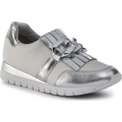 Sneakersy CAPRICE - 9-24700-24 Silver/White 930. Szare półbuty damskie Caprice, z aplikacjami, ze skóry. Za 299,90 zł.