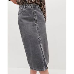 Jeansowa spódnica midi -. Spódniczki damskie Reserved, bez wzorów, z jeansu, midi. Za 89,99 zł.