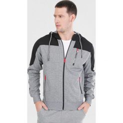 Jasnoszara Bluza Meridvielle. Szare bluzy męskie Born2be, xl, bez wzorów, bez kołnierzyka, bez rękawów, bez kaptura. Za 109,99 zł.