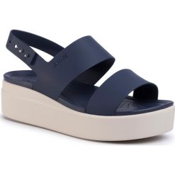 Sandały CROCS - Brooklyn Low Wedge W 206453 Navy/Stucco. Niebieskie klapki damskie Crocs, bez wzorów, z tworzywa sztucznego, bez obcasa, na koturnie. Za 239,00 zł.