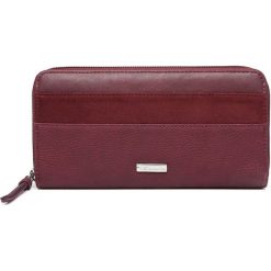 Tamaris portfel damski Khema Big Zip Around Wallet, bordowy. Czerwone portfele damskie Tamaris, bez wzorów, ze skóry. Za 189,00 zł.