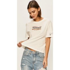 Tommy Jeans - T-shirt. Białe bluzki damskie Tommy Jeans, s, z aplikacjami, z bawełny, casualowe, z okrągłym kołnierzem, z krótkim rękawem. Za 179,90 zł.