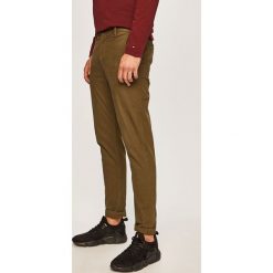 Jack & Jones - Spodnie. Zielone spodnie męskie Jack & Jones, na co dzień, bez wzorów, z elastanu. W wyprzedaży za 139,90 zł.