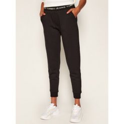 Spodnie dresowe Tommy Jeans Tjw Logo DW0DW08657. Czarne spodnie damskie Tommy Jeans, xl, z jeansu. Za 399,00 zł.