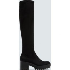 Kozaki na obcasie z ząbkowaną podeszwą. Kozaki damskie Pull&Bear, bez obcasa, na obcasie, bez zapięcia. Za 199,00 zł.