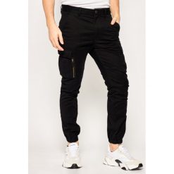 Joggery Superdry Recruit Flight Grip Cargo M7010060A. Czarne jeansy męskie Superdry, m, bez wzorów. W wyprzedaży za 269,00 zł.