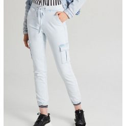 Jeansy cargo jogger - Niebieski. Niebieskie jeansy damskie Cropp. W wyprzedaży za 59,99 zł.