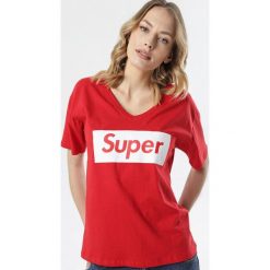 Czerwony T-shirt Iaoliphis. Czerwone bluzki damskie Born2be, s, bez wzorów, bez kołnierzyka. W wyprzedaży za 39,99 zł.