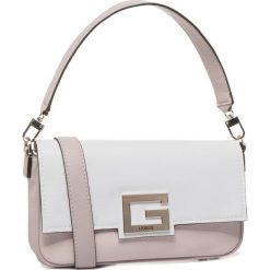 Torebka GUESS - Brightside (JG) HWJG75 80190 SML. Różowe torebki klasyczne damskie Guess, z aplikacjami, ze skóry ekologicznej, klasyczne, na ramię, bez dodatków. W wyprzedaży za 399,00 zł.