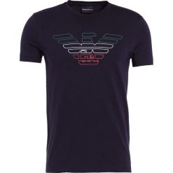 Emporio Armani ITALY Tshirt z nadrukiem blue navy. Niebieskie koszulki polo męskie Emporio Armani, s, z nadrukiem, z elastanu. W wyprzedaży za 356,30 zł.