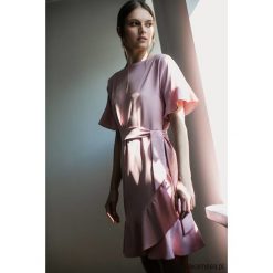 Sukienka z falbanami. Sukienki damskie Pakamera, bez wzorów, bez kołnierzyka, bez rękawów, mini. Za 419,00 zł.
