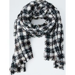 Szal w kratkę vichy. Czarne szaliki damskie Pull&Bear, w kratkę. Za 79,90 zł.