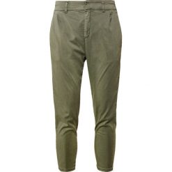 Chinosy damskie: DRYKORN FIND Chinosy olive