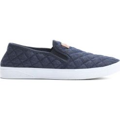 Granatowe Slip On Julian. Niebieskie trampki męskie Born2be, bez wzorów, bez zapięcia. Za 59,99 zł.