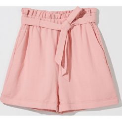 Szorty paperbag z wiskozą - Różowy. Różowe szorty damskie Mohito, bez wzorów, z wiskozy. Za 89,99 zł.