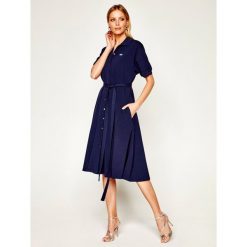 Sukienka koszulowa Lacoste EF5471. Czerwone sukienki damskie Lacoste, na co dzień, bez wzorów, z bawełny, z koszulowym kołnierzykiem, bez rękawów, proste. Za 679,00 zł.