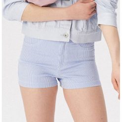 Szorty skinny w paski - Niebieski. Niebieskie szorty damskie Sinsay, s, w paski. Za 39,99 zł.
