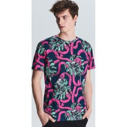 Koszulka all over z flamingami - Granatowy. Niebieskie koszulki męskie Cropp, s, bez wzorów, bez kołnierzyka, bez rękawów. Za 49,99 zł.