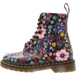 Botki damskie lity: Dr. Martens PASCAL 8 EYE BOOT WANDERLUST BACKHAND Botki sznurowane black/mallow pink