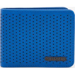 Niebieski dziurkowany portfel. Niebieskie portfele męskie Pull&Bear. Za 59,90 zł.