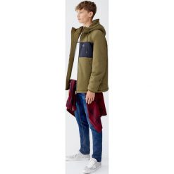 Nylonowa kurtka z polarową podszewką. Czarne kurtki męskie marki Pull&Bear, m. Za 159,00 zł.